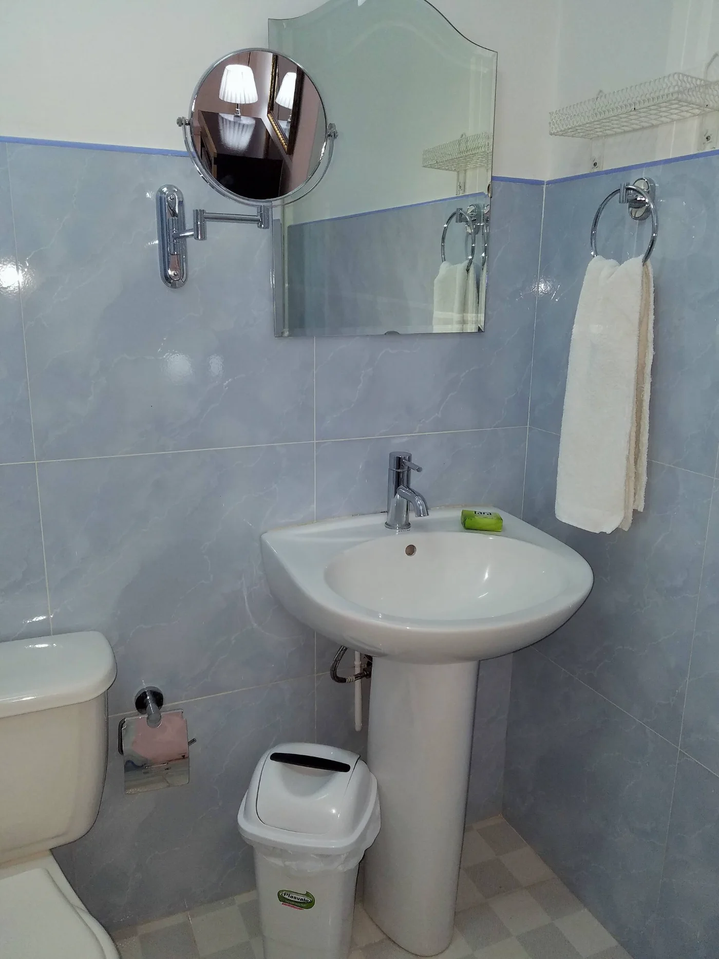 Lavabo y espejo del baño