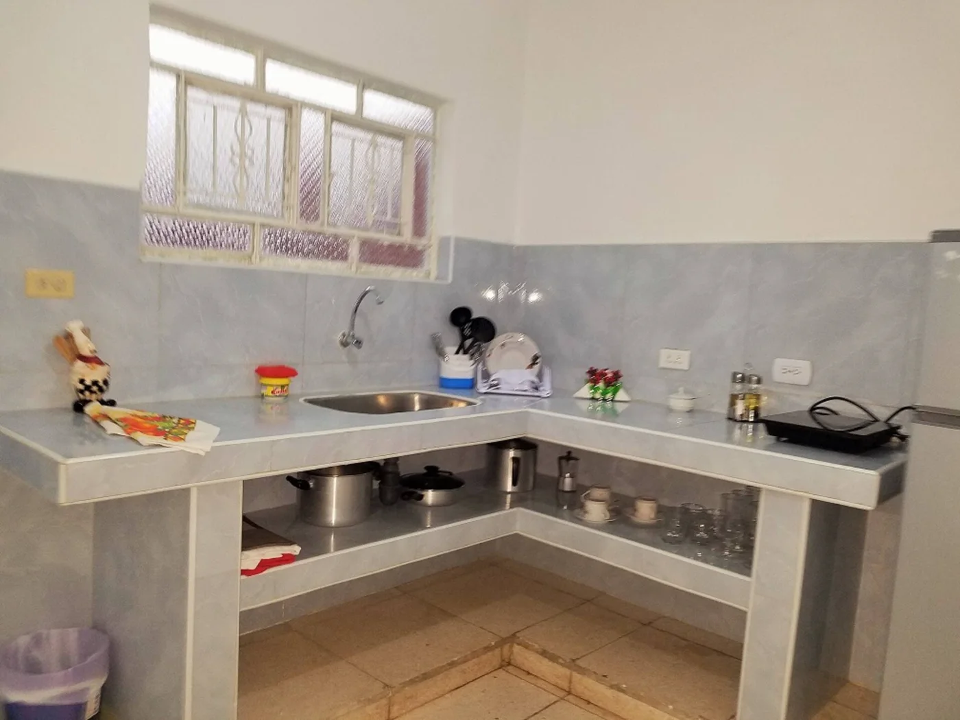 Cocina con encimera en L