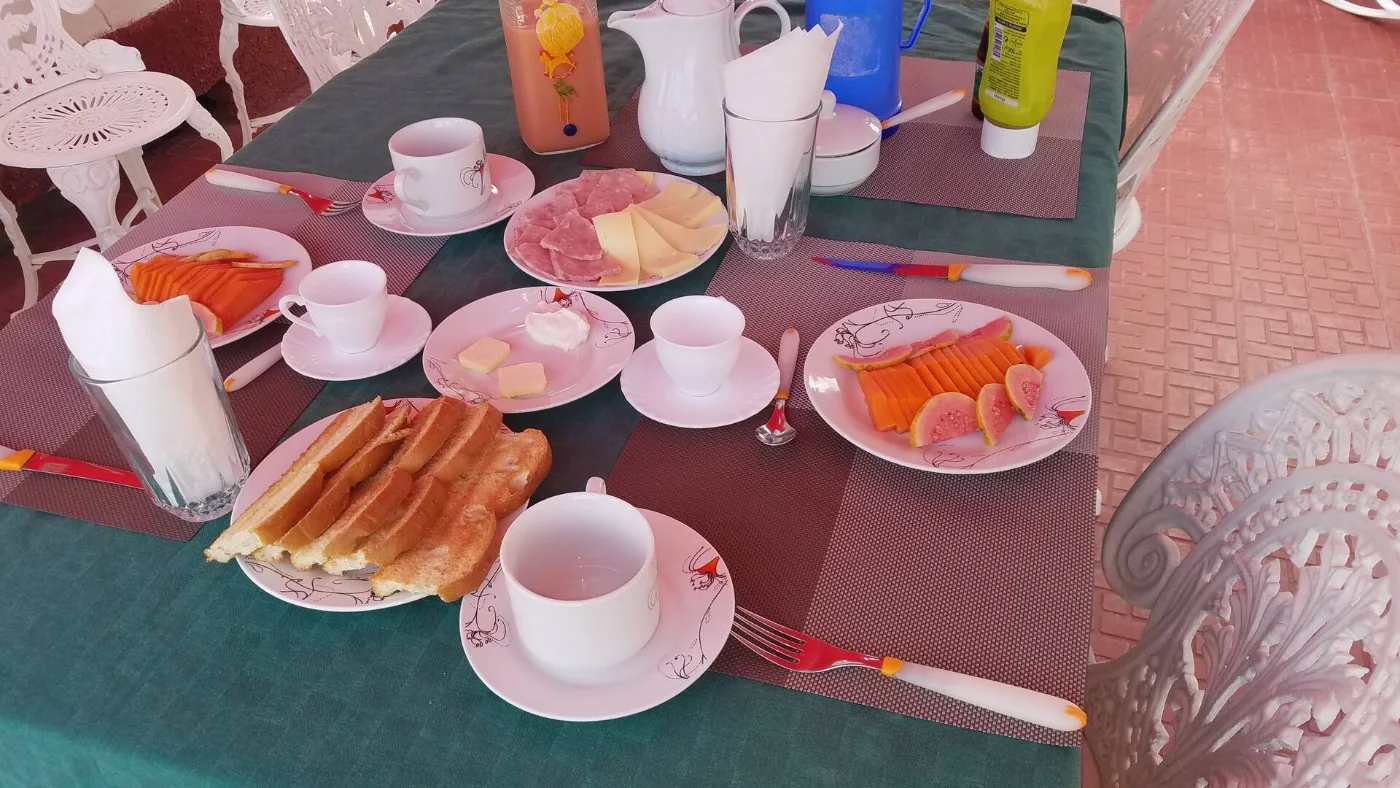 Desayuno servido en la mesa