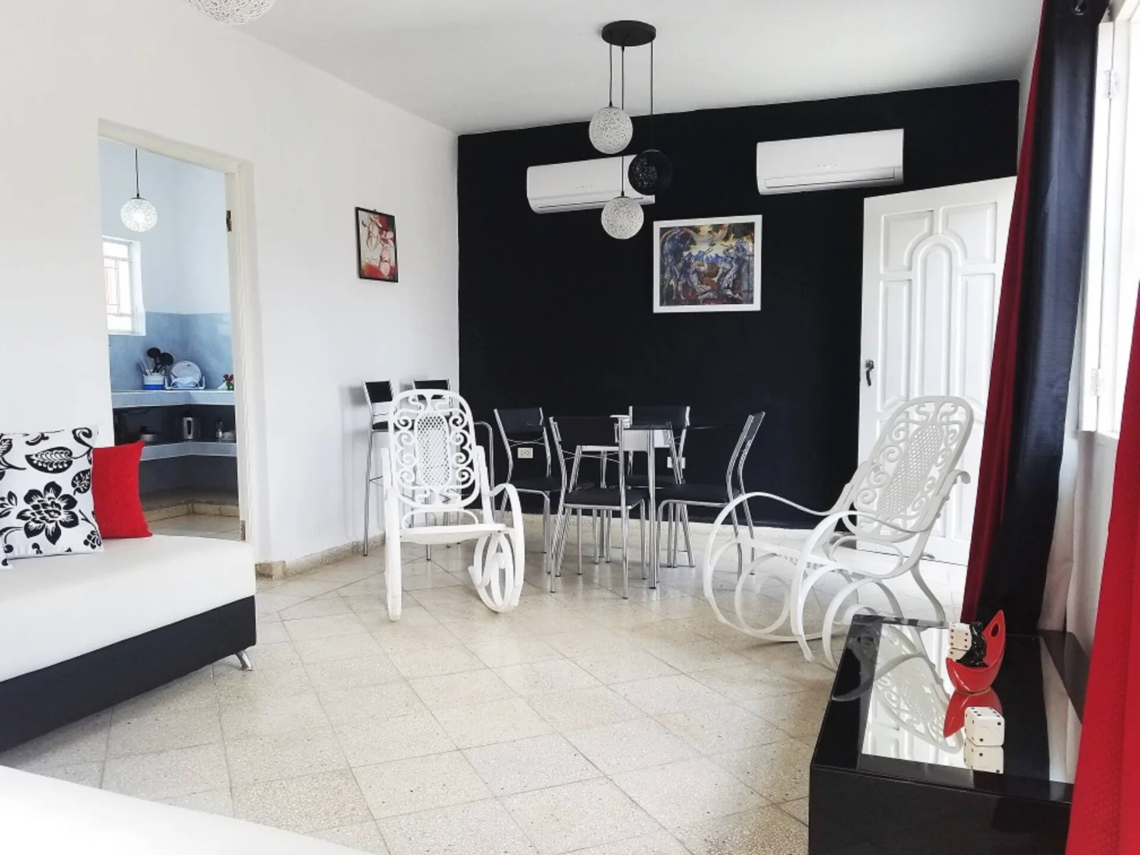 Sala con sofás blancos y pared negra