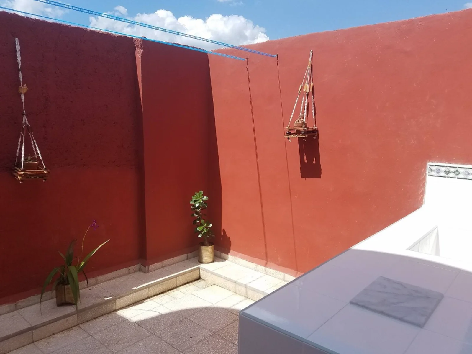 Terraza con muros rojos