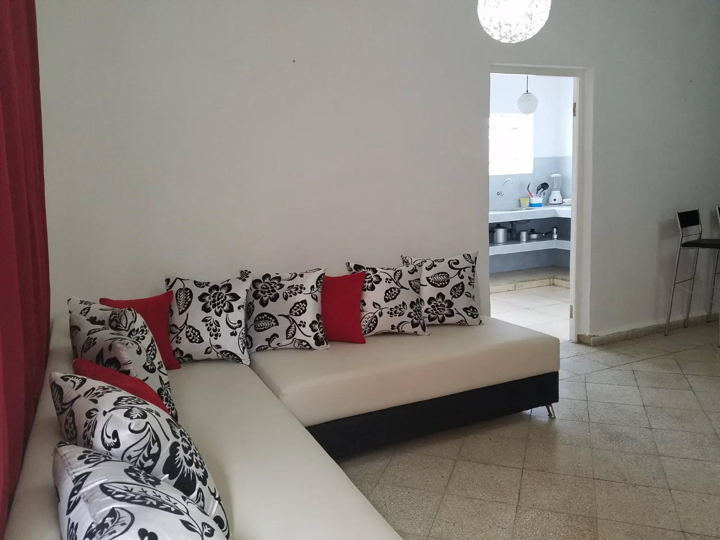 Sala con mecedoras y mesa de centro