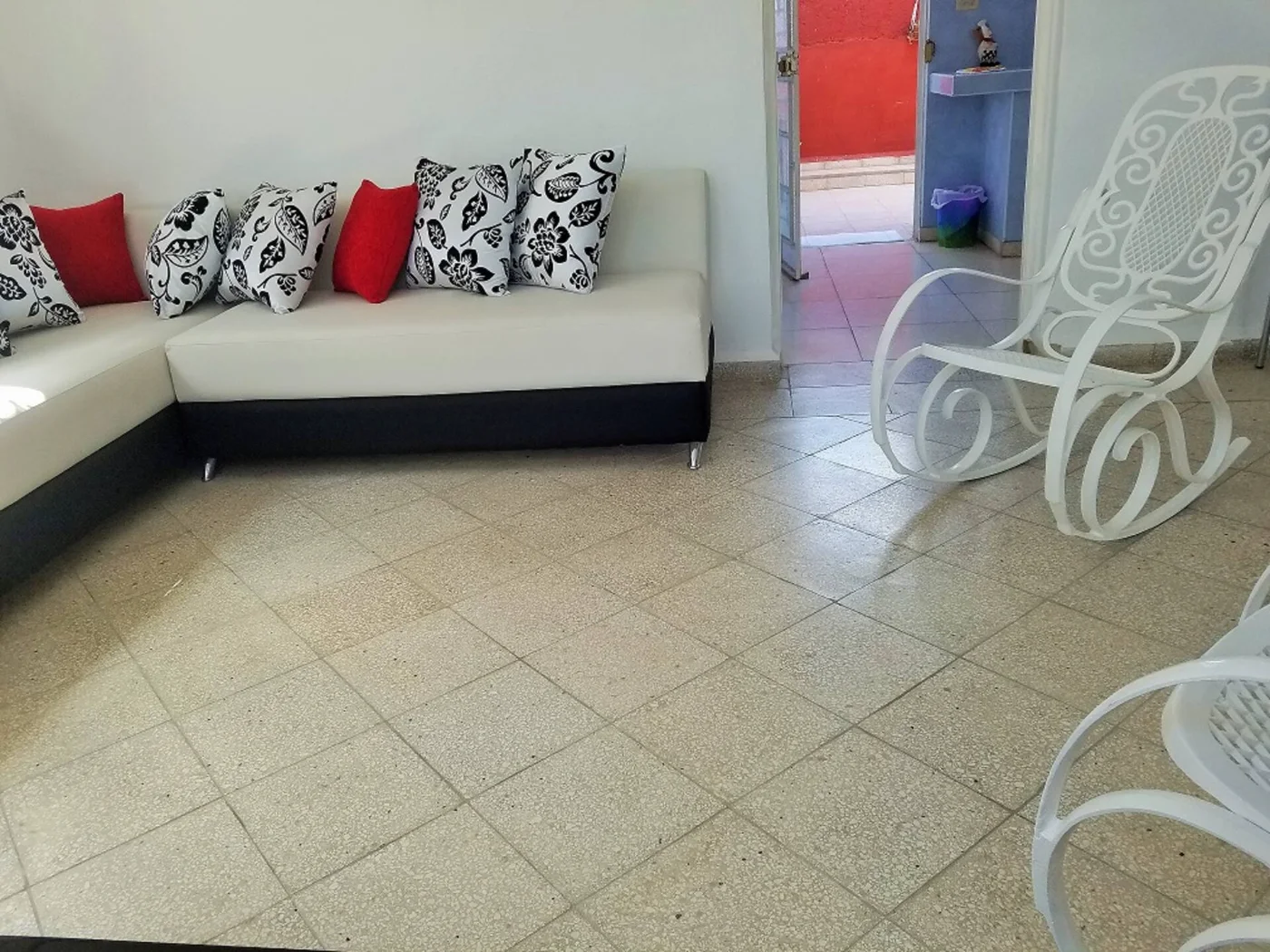 Sala con sofá blanco y cojines
